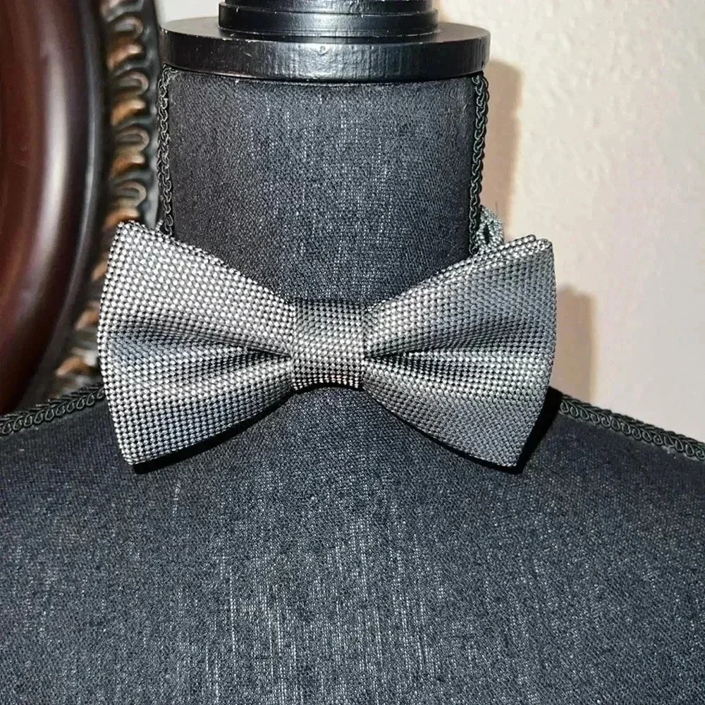 AMERICAN TRADITIONS Unisex Silver Metallic Black Neat, Butterfly Bow Tie